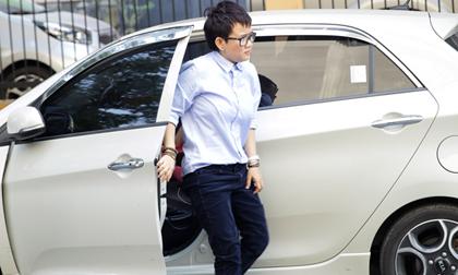 Phương Uyên đi xế hộp bình dân tới sự kiện