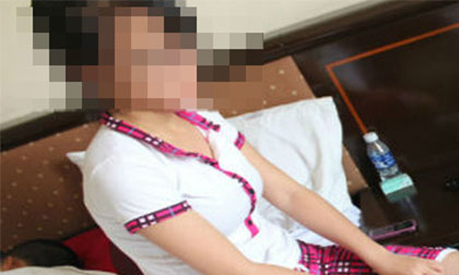 Thanh niên làm 'chuyện người lớn' với 2 nữ sinh lớp 8