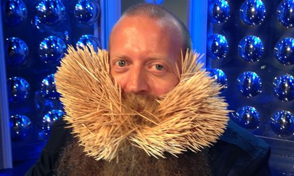 Lập kỷ lục thế giới vì cắm hơn 3000 chiếc tăm vào râu