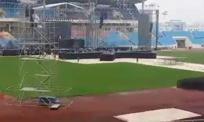 Sao Hàn hát 'Yêu lại từ đầu' của Khắc Việt ở Music Bank in Hanoi