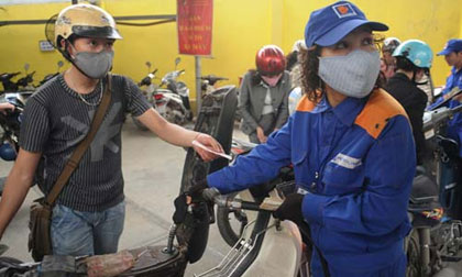 Không giảm giá xăng: Người tiêu dùng lại chịu thiệt