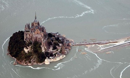 Hòn đảo lúc nổi trên mặt nước, khi nằm trên bãi cát