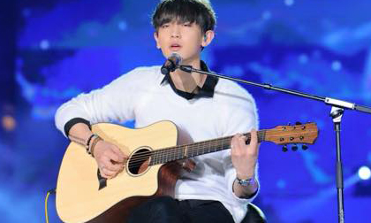 EXO 'đốn tim' fan Việt với hit 'Người ấy' trong đêm Music Bank