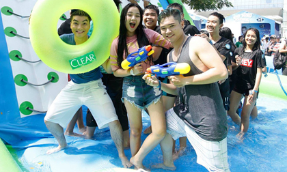 Giới trẻ Sài thành 'tránh nóng' tại đường trượt Clear