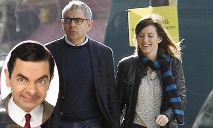  Mr. Bean tình tứ nắm tay bạn gái kém 28 tuổi đi ăn