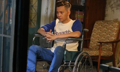 Ngô Kiến Huy bị ‘tai nạn’ phải ngồi xe lăn 