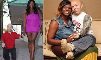 Người lùn khỏe nhất thế giới yêu cô nàng chuyển giới cao 1,82m