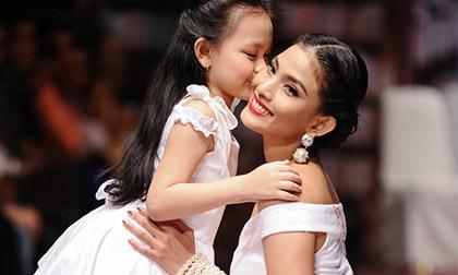 Á hậu Trương Thị May tái xuất tuyệt đẹp với thời trang vẽ tay