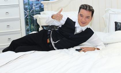 Mr. Đàm hồn nhiên nằm dài giữa sự kiện