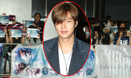 Lee Min Ho giữa đêm vẫn bị 'rừng' fan 'quây kín'