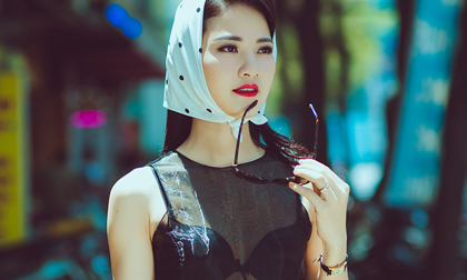 Trần Thị Quỳnh diện áo xuyên thấu giữa phố đông