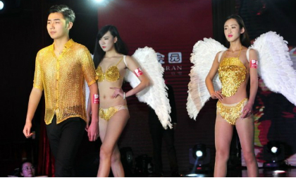 Trang phục bằng vàng có giá hơn 3 tỷ gây sốt ở Trung Quốc