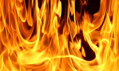 Giận vợ cũ, tưới xăng đốt mình lẫn con gái 7 tuổi