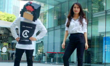 Ngọc Thảo quậy tưng giữa phố cùng bạn trai giấu mặt