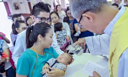 Ốc Thanh Vân làm lễ rửa tội cho con trai út
