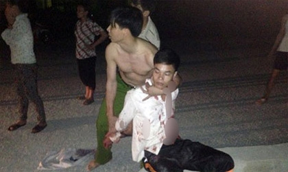 Chồng chặn đường đâm chết vợ rồi cứa cổ tự tử