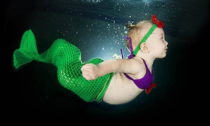 Ngộ nghĩnh trẻ thơ bơi lội dưới làn nước xanh