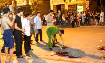 Băng giang hồ bắn người phụ nữ ngã gục trong nhà