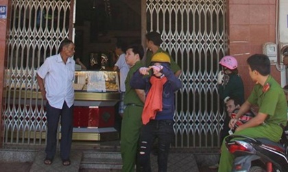Tên cướp đập tủ, cướp vàng trong 5 giây