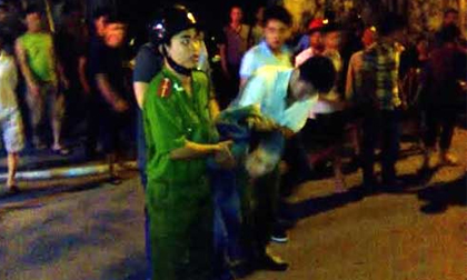 Bố cố thủ trong nhà, dọa thiêu sống con gái 4 tuổi