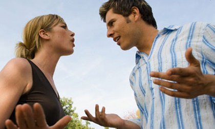 'Mua SH cho tôi, nếu không thì phá thai đi'