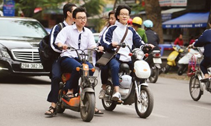 Hạ hạnh kiểm học sinh không đội mũ bảo hiểm