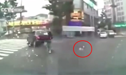 Thót tim cảnh em bé văng ra khỏi ôtô đang chạy