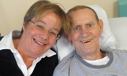 Người cha mắc bệnh nan y được chữa khỏi nhờ cấy... phân của con gái