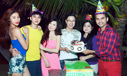 MC Anh Quân sinh nhật: Đức Tiến và Kavie Trần về nước chúc mừng