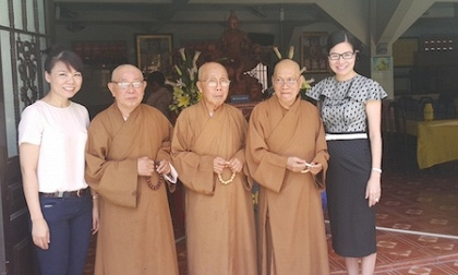 Hoa hậu Bùi Thị Hà tặng chi phí phẫu thuật cho 2 bệnh nhi ung bướu