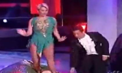 Bất ngờ với màn thay hàng chục chiếc váy trong tích tắc