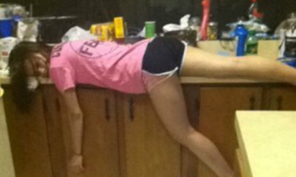  Hình ảnh “khó đỡ” của chị em khi say