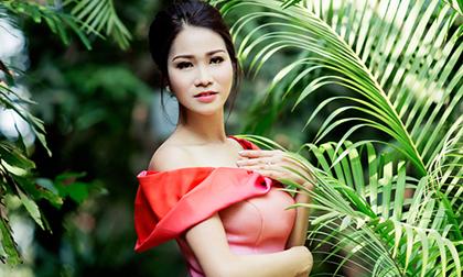 Xuân Nguyễn khoe dáng quyến rũ với váy dạ hội