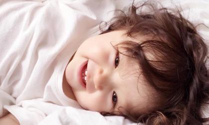 Cadie cười toe toét khoe răng sữa cực yêu