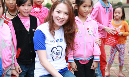 Đan Lê rạng rỡ về nông thôn làm từ thiện