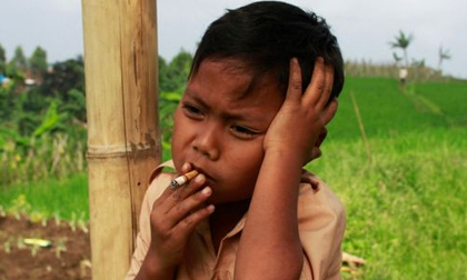 Kinh hãi cậu bé 7 tuổi hút 16 điếu thuốc/ngày