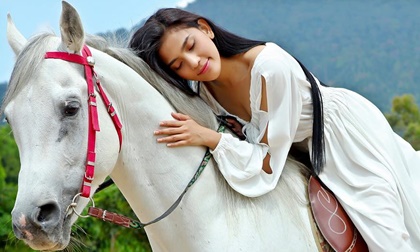 Trương Thị May đẹp tinh khôi giữa cao nguyên nắng gió