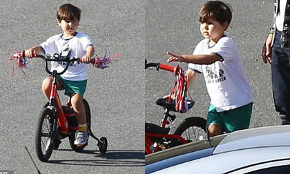 Flynn khỏe khoắn tự đạp xe bên cạnh bố