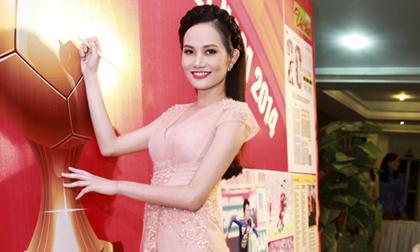 Hoa hậu Diệu Linh lộng lẫy đi trao giải Quả bóng vàng