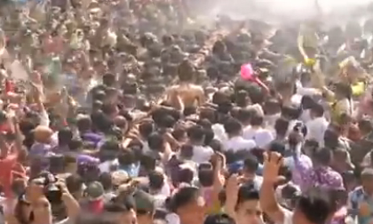 Sôi động lễ hội té nước ở Thái Lan