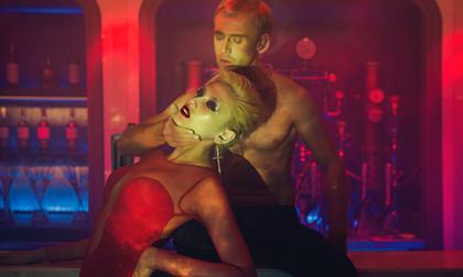 Siêu mẫu Võ Hoàng Yến lả lơi bên trai Tây