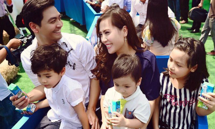 Vợ MC Phan Anh bất ngờ lộ diện xinh đẹp bên chồng con