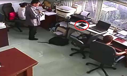 Giữa chốn đông người, trộm iPad trong chớp mắt