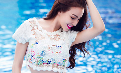 Trà Ngọc Hằng khoe body nóng bỏng bên hồ bơi