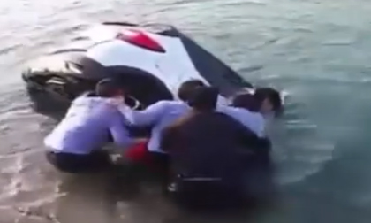 Thót tim cảnh cứu cô gái suýt chìm theo ôtô