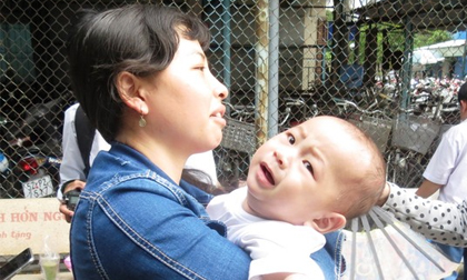 Bé 'văng khỏi bụng mẹ' đáng yêu ở phòng tái khám