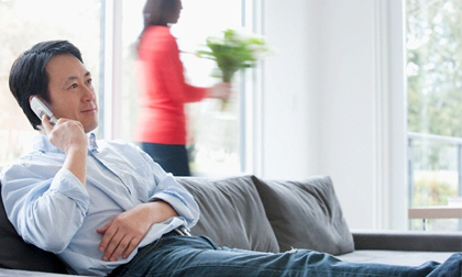 Tôi sững sờ nhìn chồng mặc cả kịch liệt để mua đôi tất trên vỉa hè