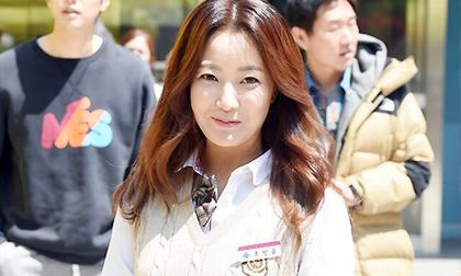 Kim Hee Sun khoe vẻ trẻ trung như gái đôi mươi tại phim trường