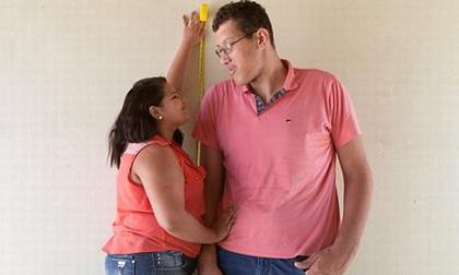 Tình yêu đũa lệch gây chú ý của chàng trai cao 2,34 m và cô nàng 1,5 m