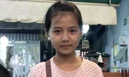 Em bé bán vé số xinh xắn gây sốt cộng đồng mạng